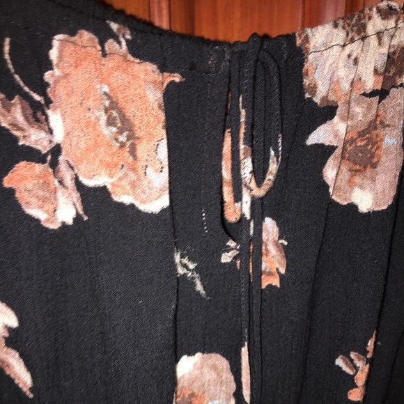 Black off the shoulder top with a keyhole on front - Picture 3 of 3